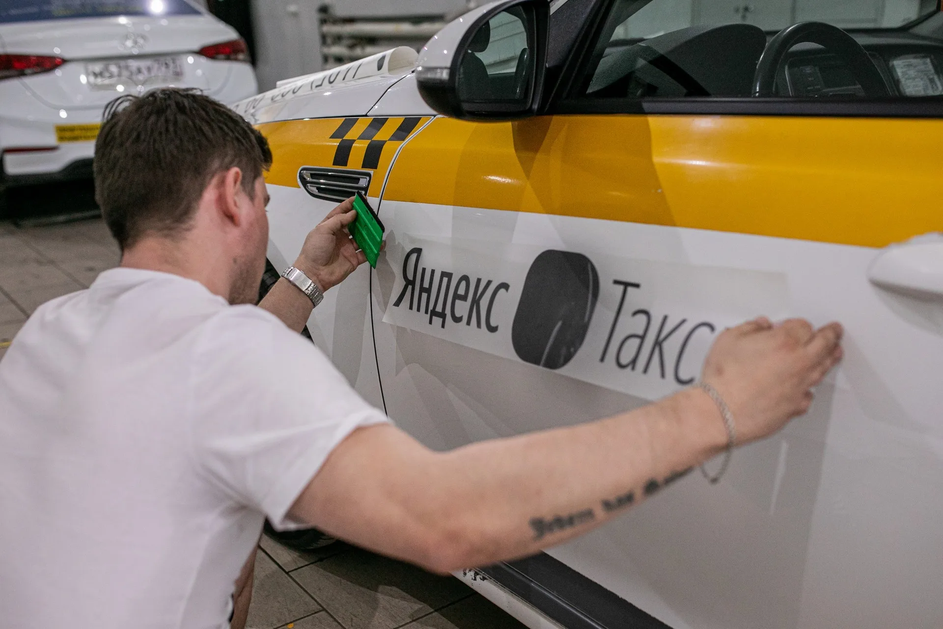 Автомобиль с оклейкой для работы в такси по Московской области